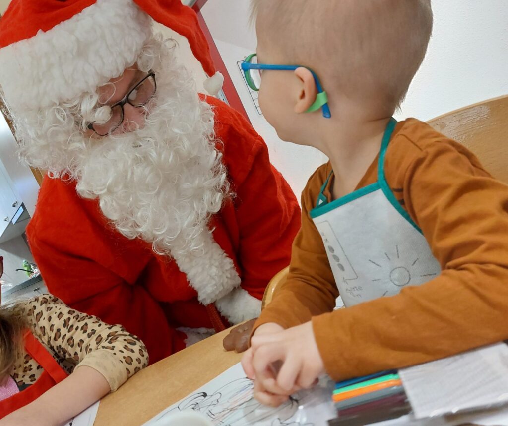 Junge und Weihnachtsmann