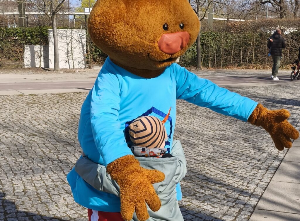 Osterhase umarmt Kind